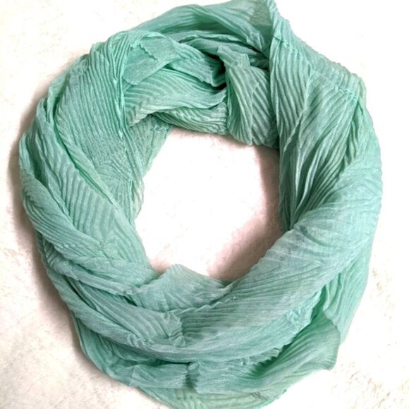 NWOT - Lightweight Soft & Semi Sheer Mint Green Infinity Scarf - Picture 7 of 8